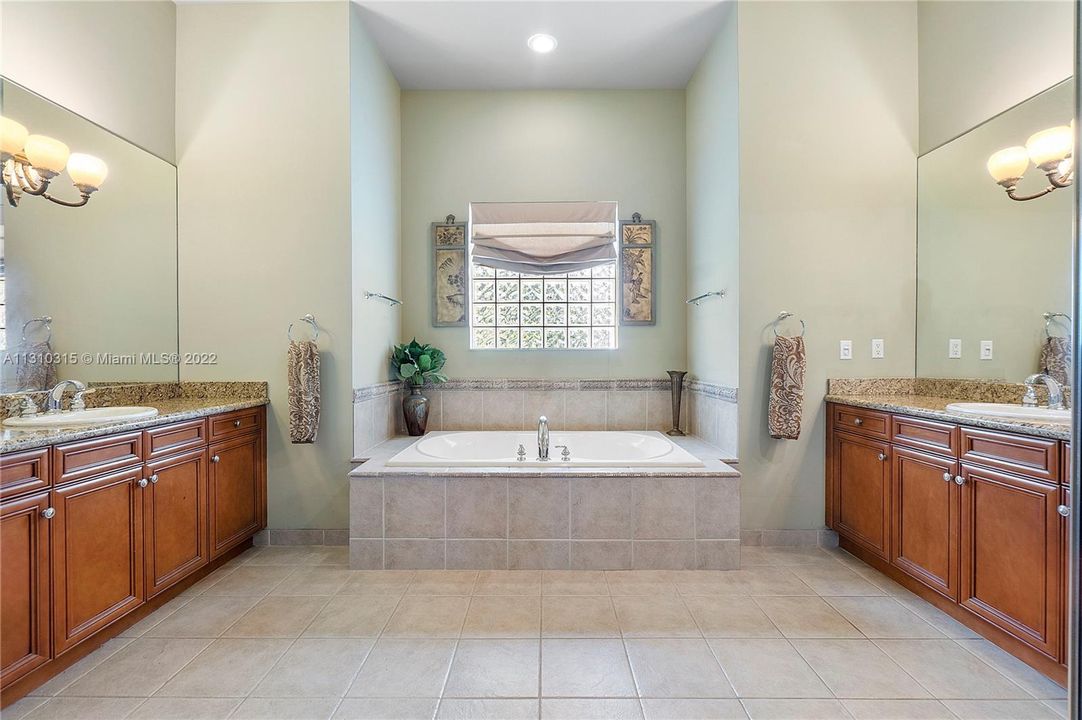 Недавно продано: $1,250,000 (6 спален, 4 ванн, 3628 Квадратных фут)