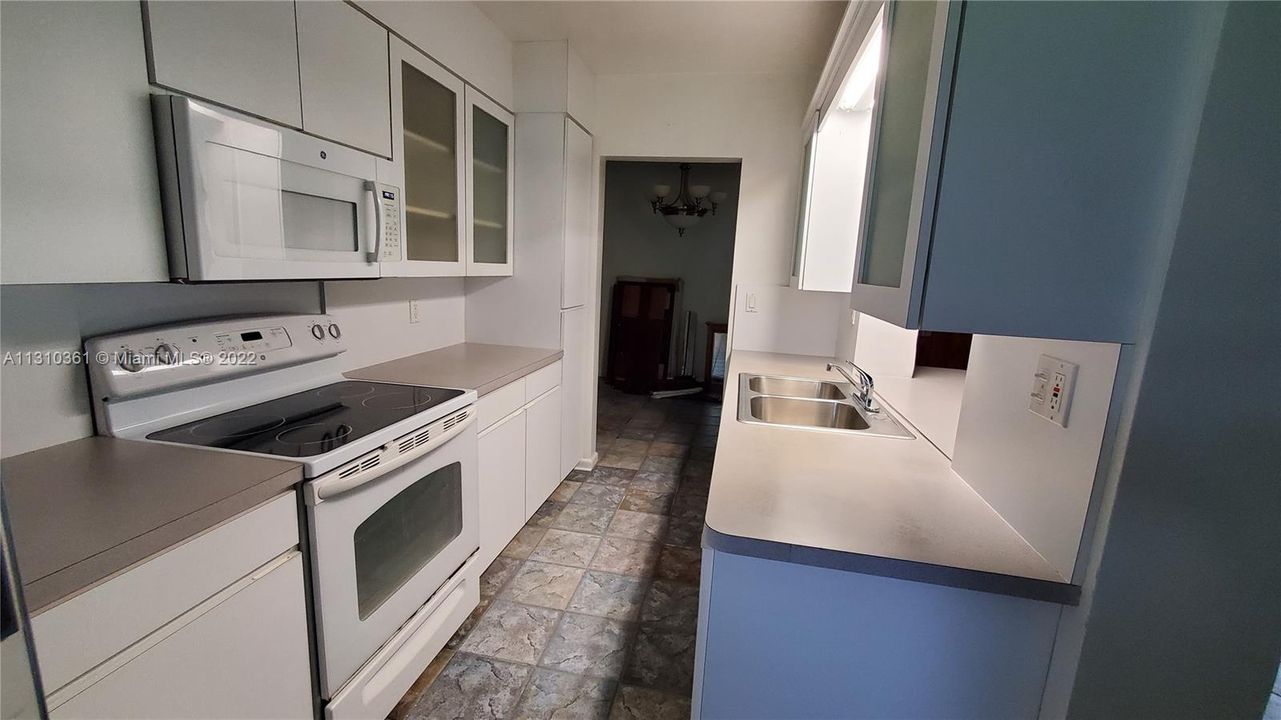 Recently Rented: $3,200 (3 beds, 2 baths, 1100 Square Feet)