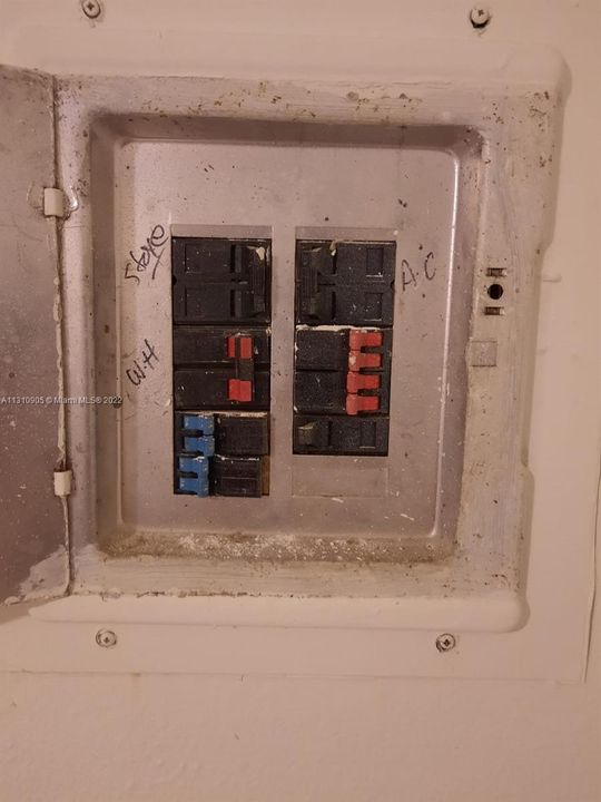 最近售出: $107,000 (2 贝兹, 1 浴室, 810 平方英尺)