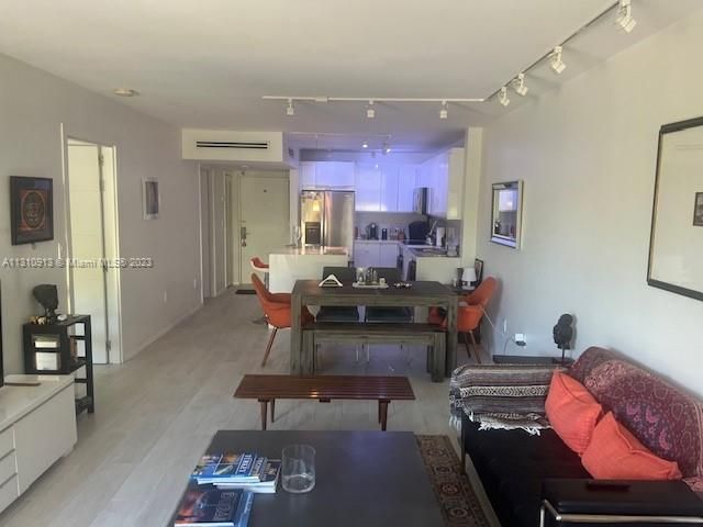 Recently Sold: $525,000 (1 beds, 1 baths, 972 Square Feet)