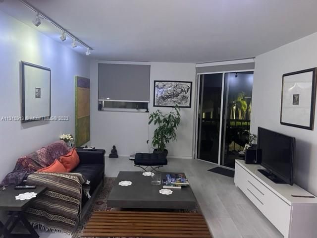 Recently Sold: $525,000 (1 beds, 1 baths, 972 Square Feet)