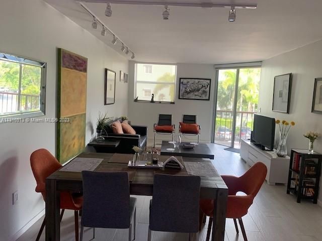 Recently Sold: $525,000 (1 beds, 1 baths, 972 Square Feet)