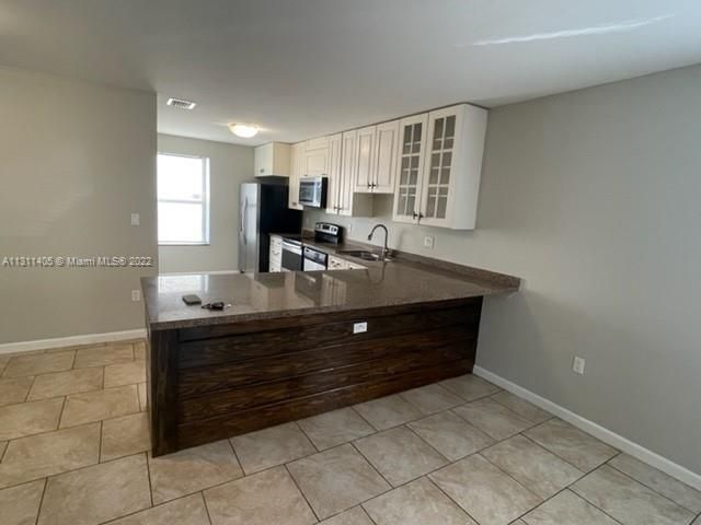 Recently Rented: $2,500 (3 beds, 2 baths, 2940 Square Feet)