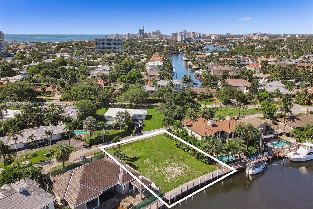Vendido Recientemente: $2,199,800 (0.23 acres)