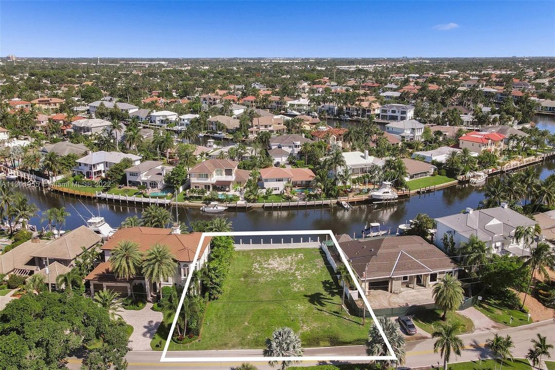 Vendido Recientemente: $2,199,800 (0.23 acres)