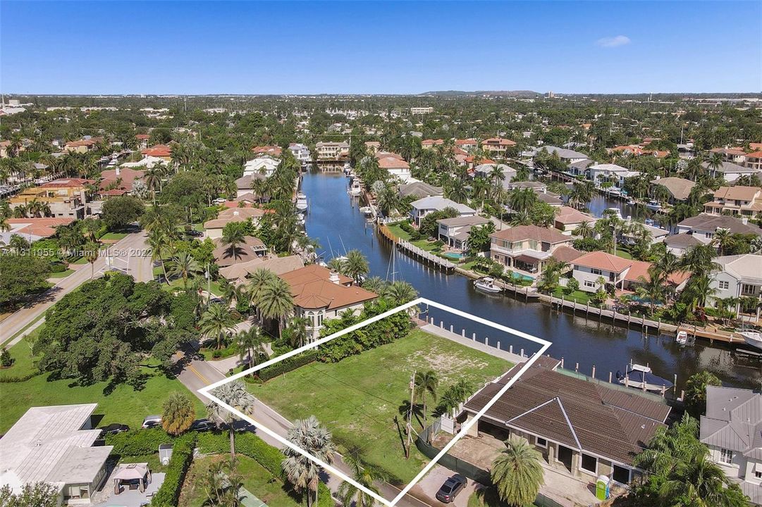 Vendido Recientemente: $2,199,800 (0.23 acres)