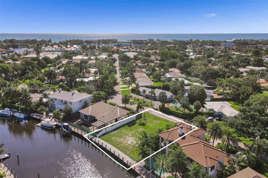 Vendido Recientemente: $2,199,800 (0.23 acres)