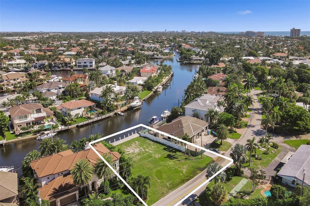 Vendido Recientemente: $2,199,800 (0.23 acres)