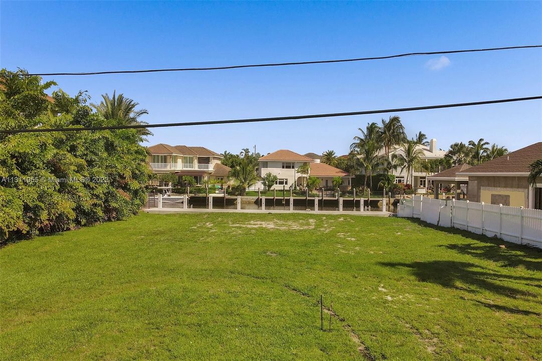 Vendido Recientemente: $2,199,800 (0.23 acres)