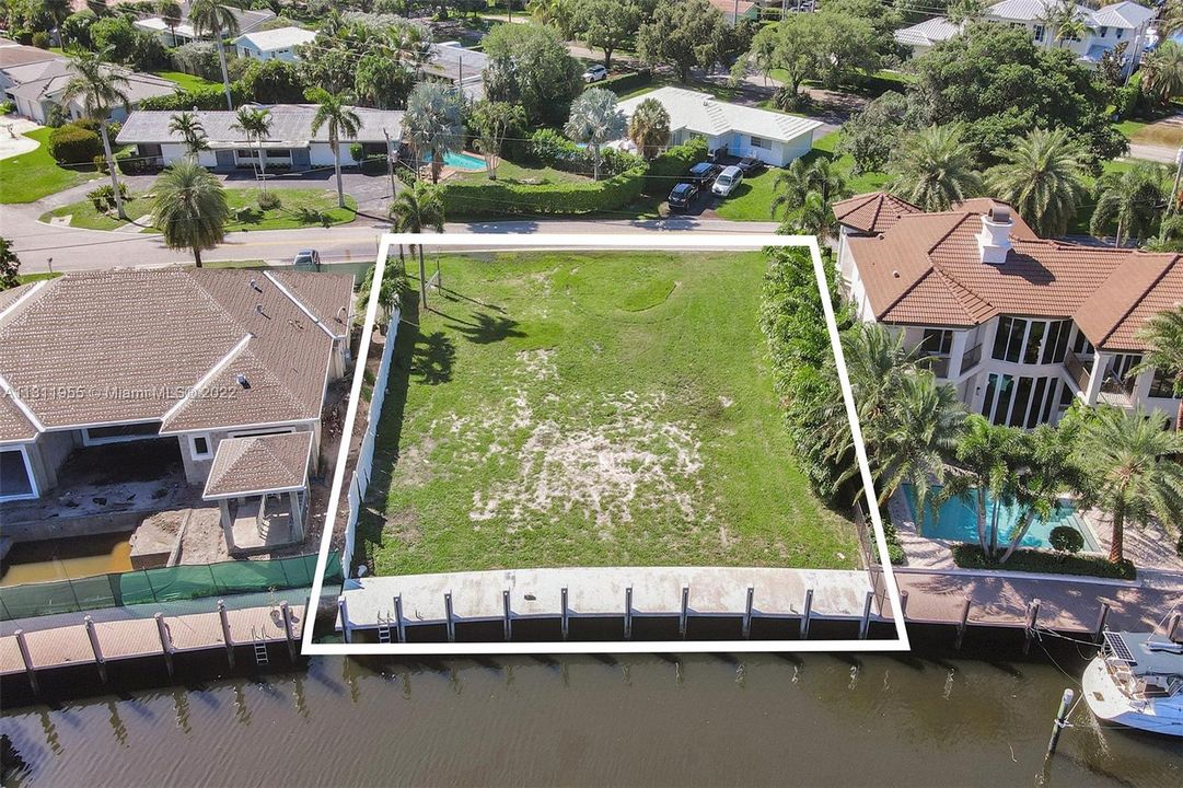 Vendido Recientemente: $2,199,800 (0.23 acres)