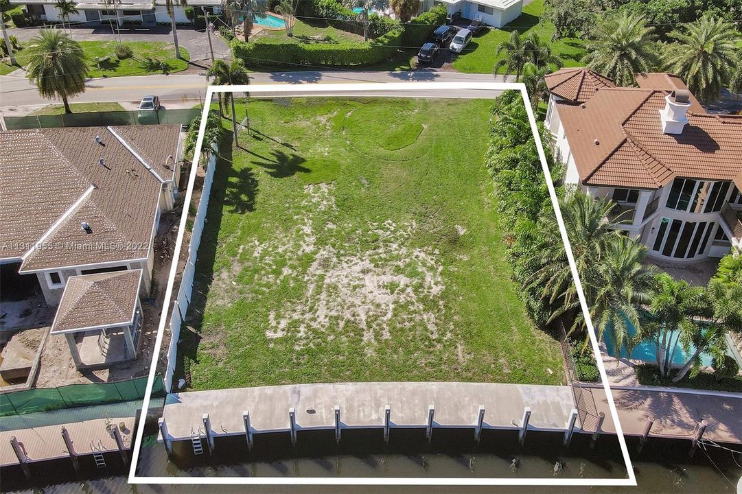 Vendido Recientemente: $2,199,800 (0.23 acres)