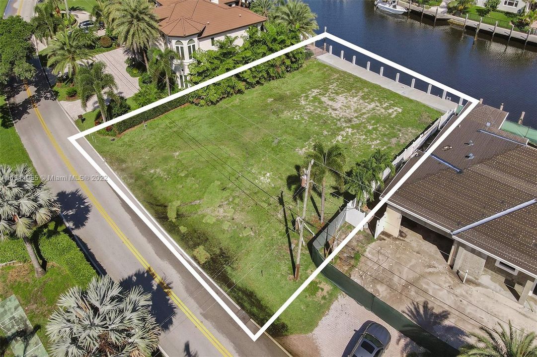 Vendido Recientemente: $2,199,800 (0.23 acres)