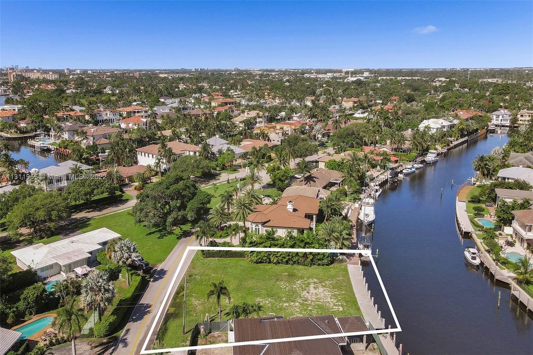 Vendido Recientemente: $2,199,800 (0.23 acres)