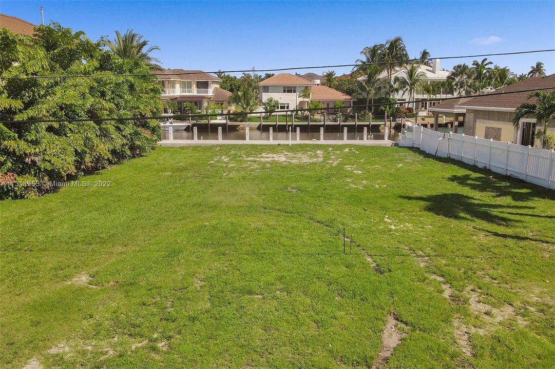 Vendido Recientemente: $2,199,800 (0.23 acres)