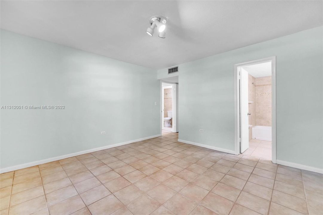 Recently Sold: $350,000 (2 beds, 2 baths, 860 Square Feet)