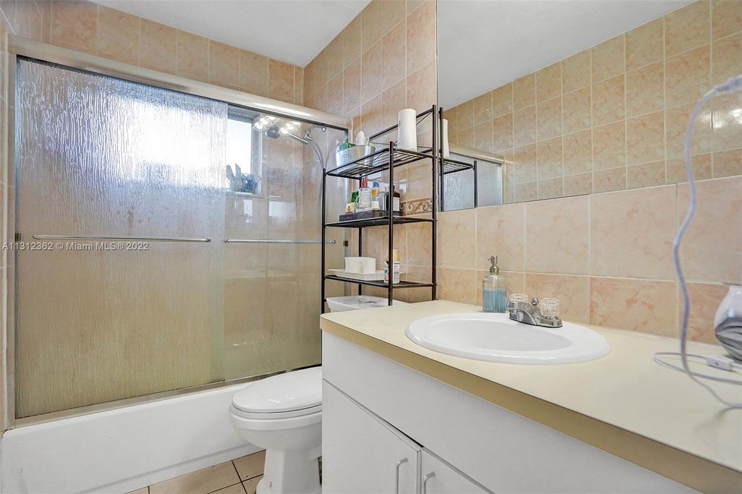 Недавно продано: $250,000 (2 спален, 2 ванн, 1068 Квадратных фут)