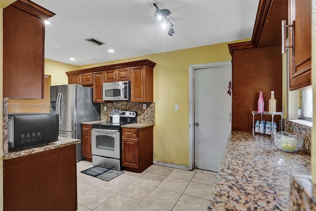 Недавно продано: $250,000 (2 спален, 2 ванн, 1068 Квадратных фут)