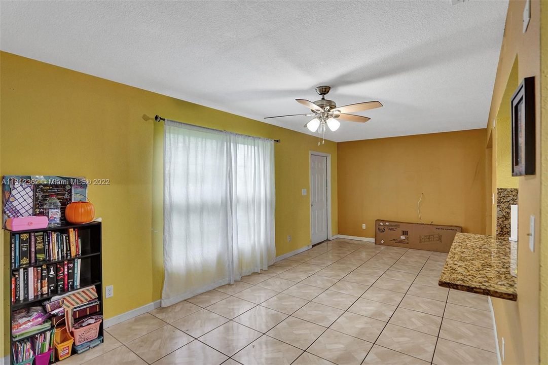 Недавно продано: $250,000 (2 спален, 2 ванн, 1068 Квадратных фут)