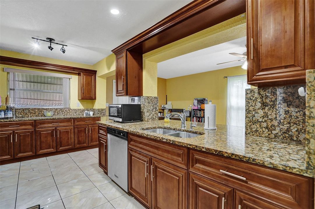 Недавно продано: $250,000 (2 спален, 2 ванн, 1068 Квадратных фут)