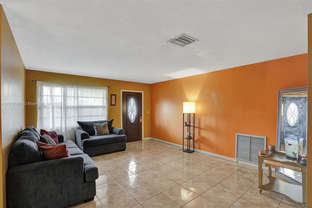 Недавно продано: $250,000 (2 спален, 2 ванн, 1068 Квадратных фут)