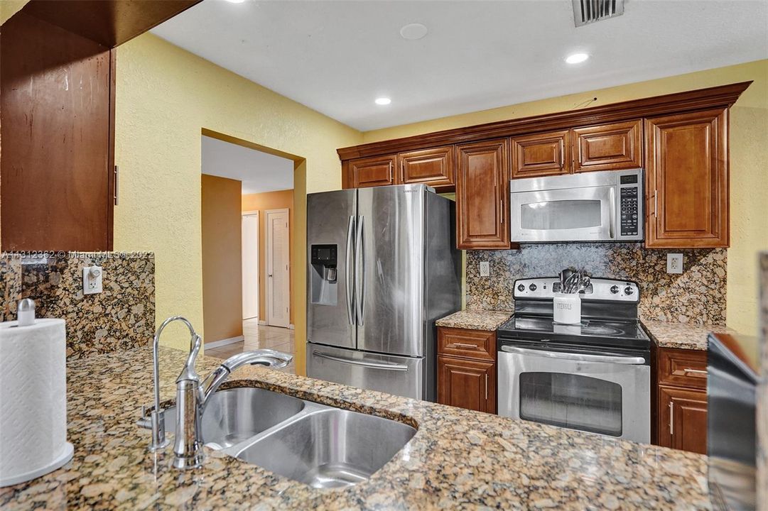 Недавно продано: $250,000 (2 спален, 2 ванн, 1068 Квадратных фут)