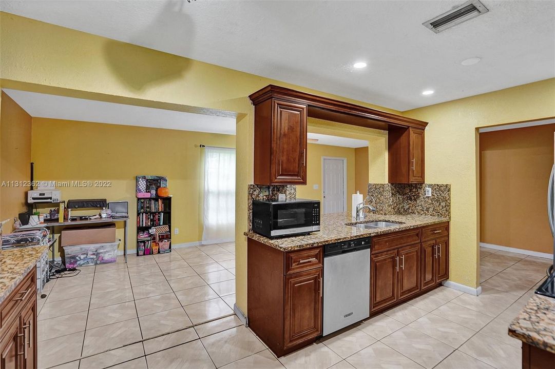 Недавно продано: $250,000 (2 спален, 2 ванн, 1068 Квадратных фут)