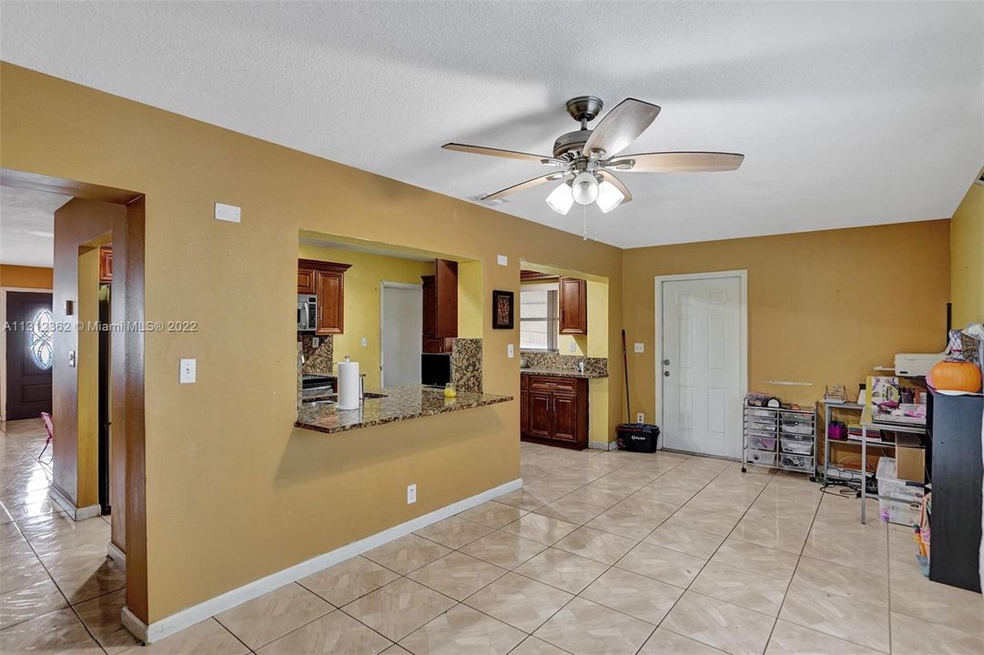 Недавно продано: $250,000 (2 спален, 2 ванн, 1068 Квадратных фут)