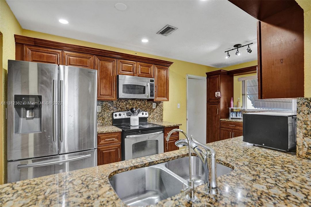 Недавно продано: $250,000 (2 спален, 2 ванн, 1068 Квадратных фут)