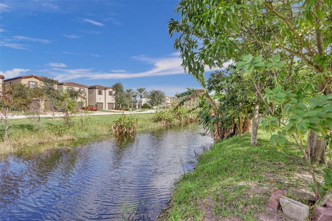 Недавно продано: $250,000 (2 спален, 2 ванн, 1068 Квадратных фут)