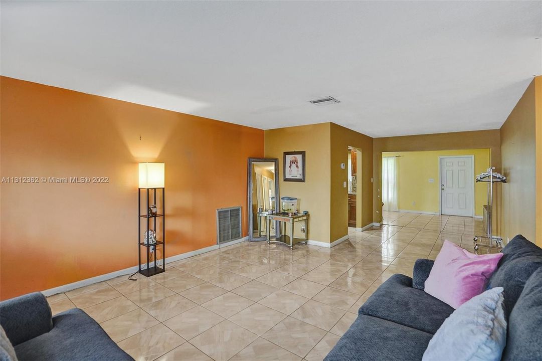 Недавно продано: $250,000 (2 спален, 2 ванн, 1068 Квадратных фут)