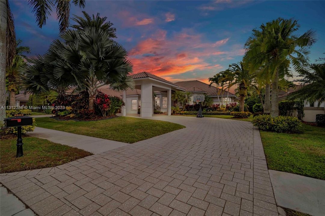 Recently Sold: $3,300,000 (5 beds, 5 baths, 5843 Square Feet)