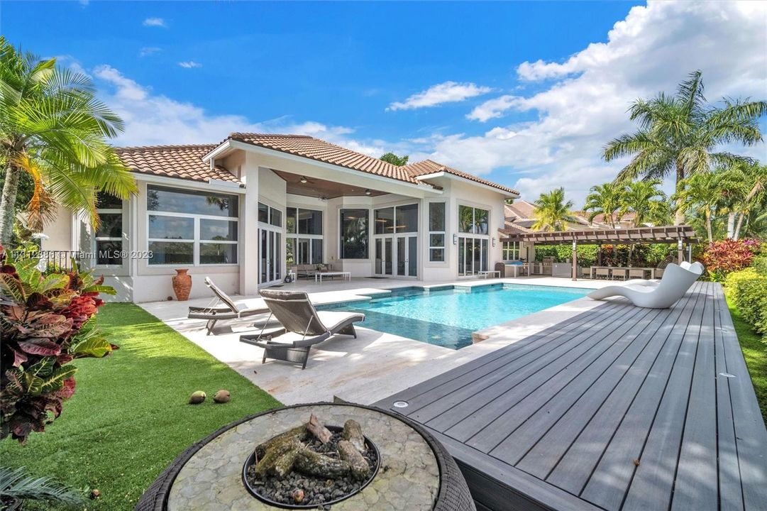 Recently Sold: $3,300,000 (5 beds, 5 baths, 5843 Square Feet)