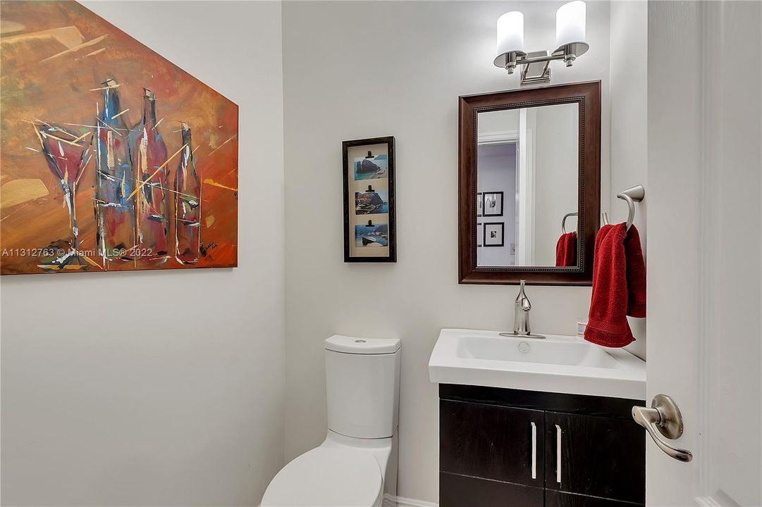 最近售出: $950,000 (2 贝兹, 2 浴室, 1390 平方英尺)