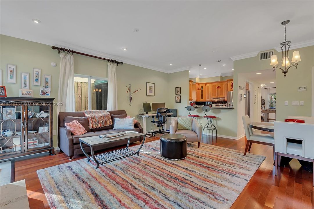 Recently Sold: $950,000 (2 beds, 2 baths, 1390 Square Feet)