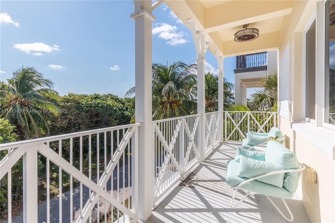 Recently Sold: $2,300,000 (4 beds, 3 baths, 2860 Square Feet)