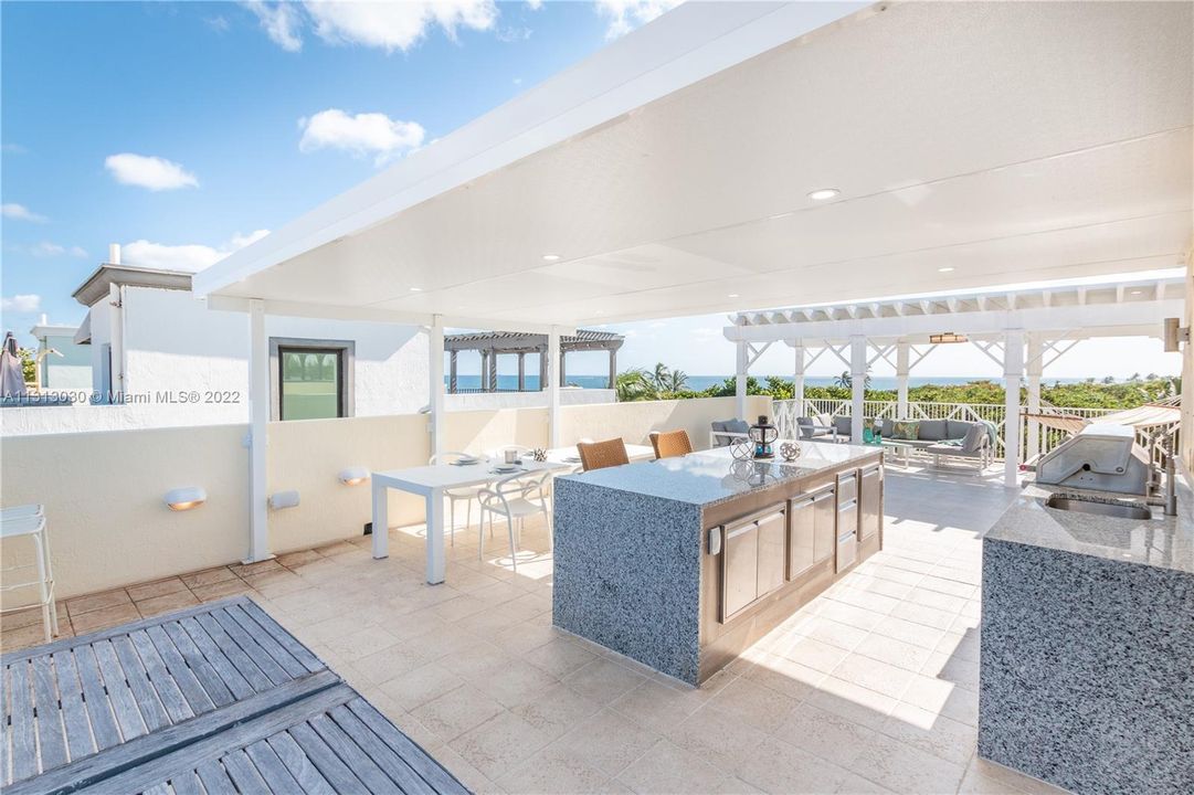 Recently Sold: $2,300,000 (4 beds, 3 baths, 2860 Square Feet)