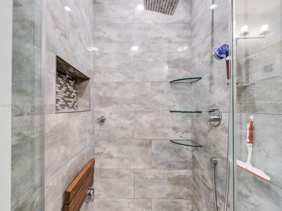 最近售出: $599,000 (3 贝兹, 2 浴室, 1565 平方英尺)