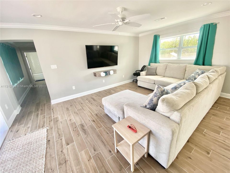 Recently Rented: $4,950 (3 beds, 2 baths, 1360 Square Feet)