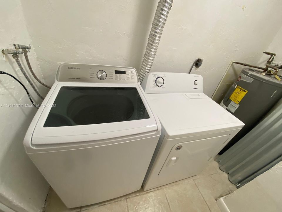 Recently Rented: $1,995 (2 beds, 1 baths, 920 Square Feet)