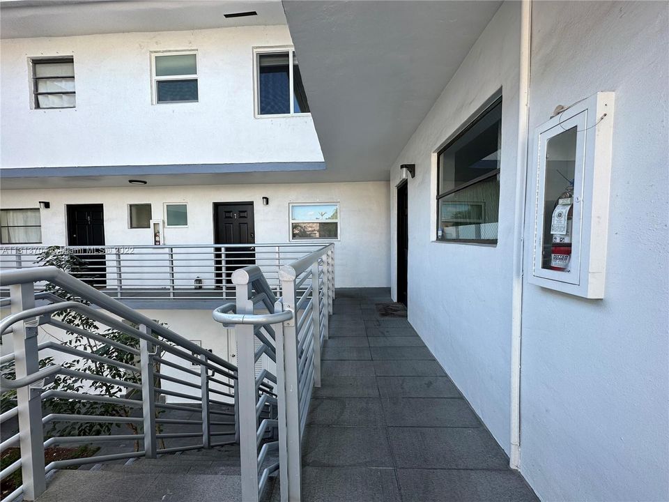 Recently Sold: $330,000 (2 beds, 1 baths, 1048 Square Feet)
