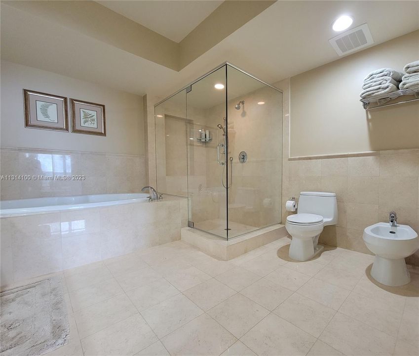 最近售出: $1,450,000 (3 贝兹, 3 浴室, 1841 平方英尺)