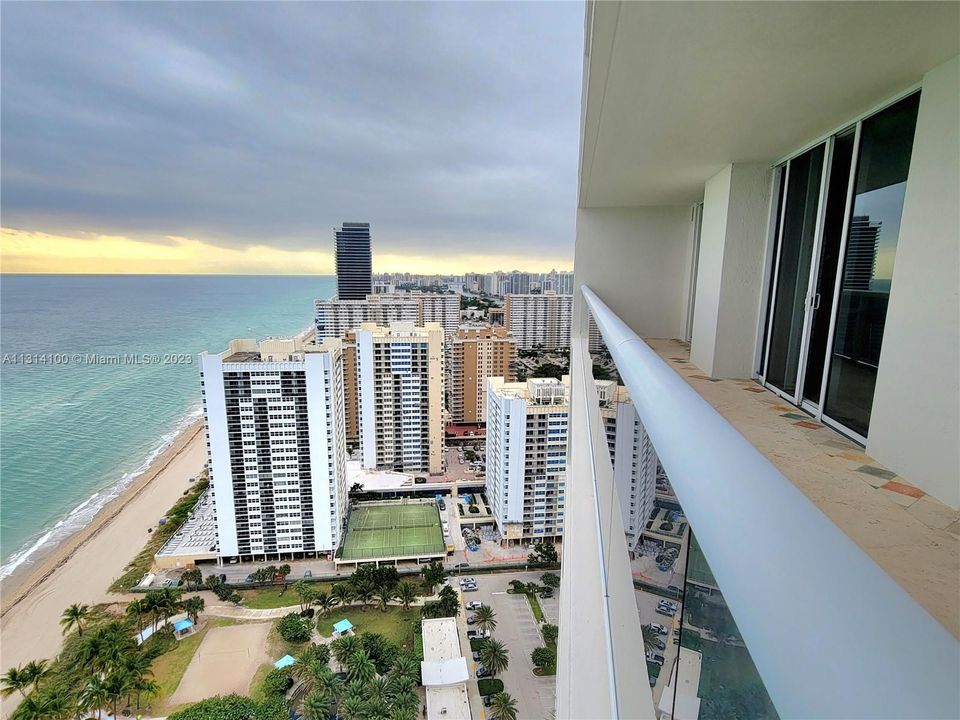 Large Balcony w Direct Ocean View