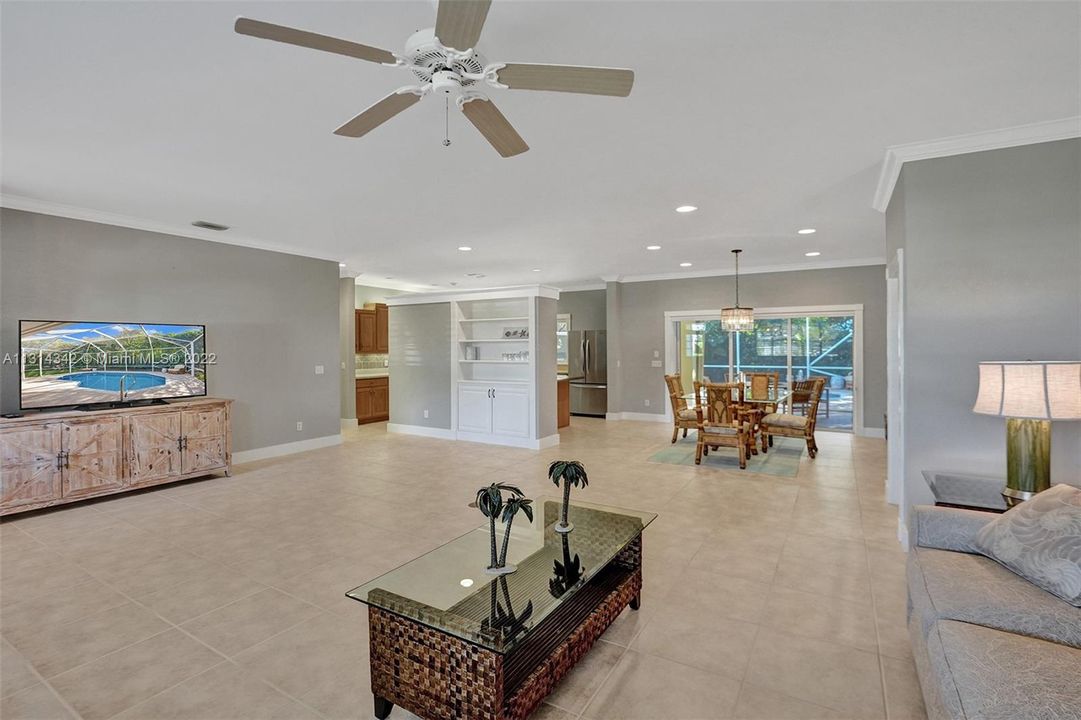 Recently Sold: $750,000 (3 beds, 2 baths, 1967 Square Feet)