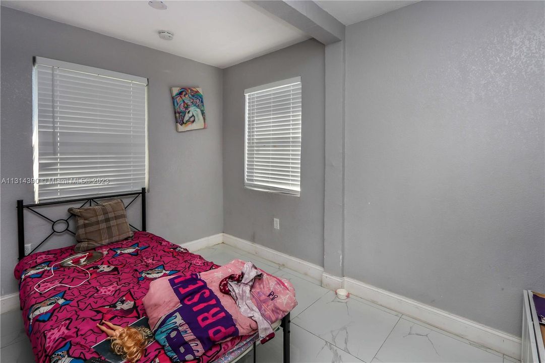 Недавно продано: $399,999 (0 спален, 0 ванн, 1932 Квадратных фут)