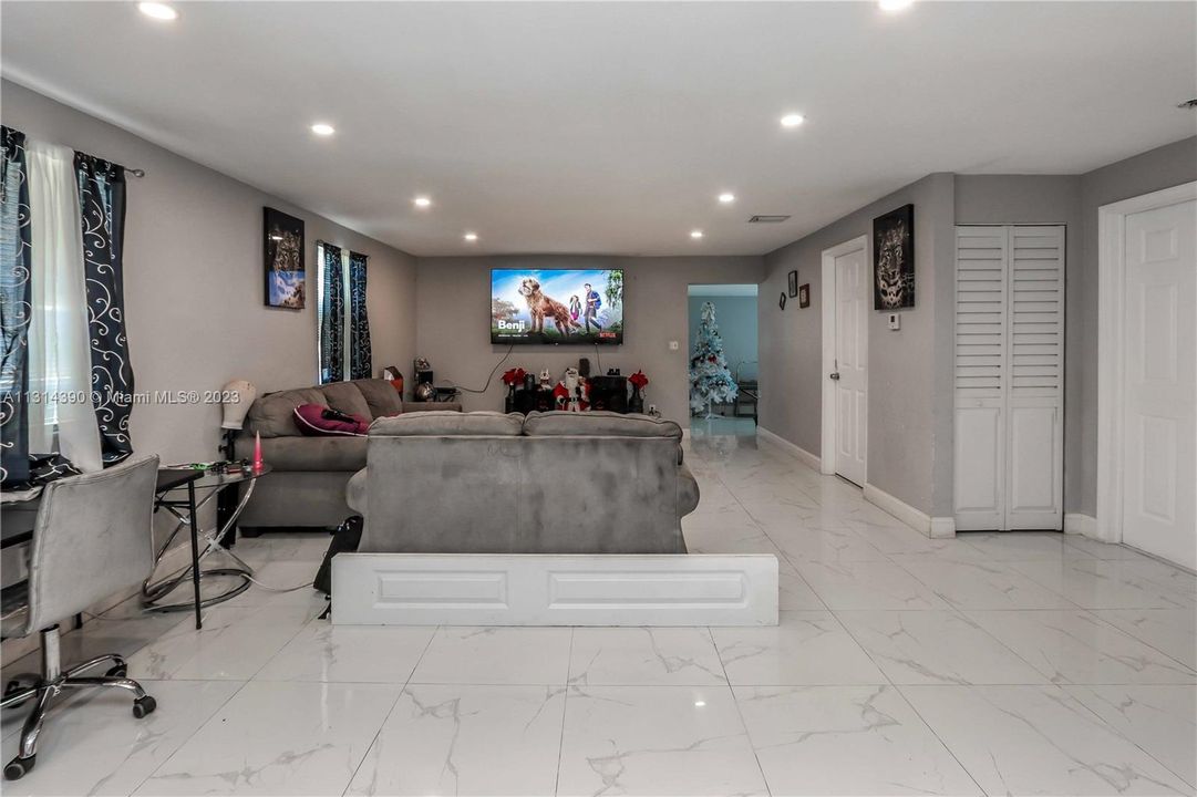 Недавно продано: $399,999 (0 спален, 0 ванн, 1932 Квадратных фут)