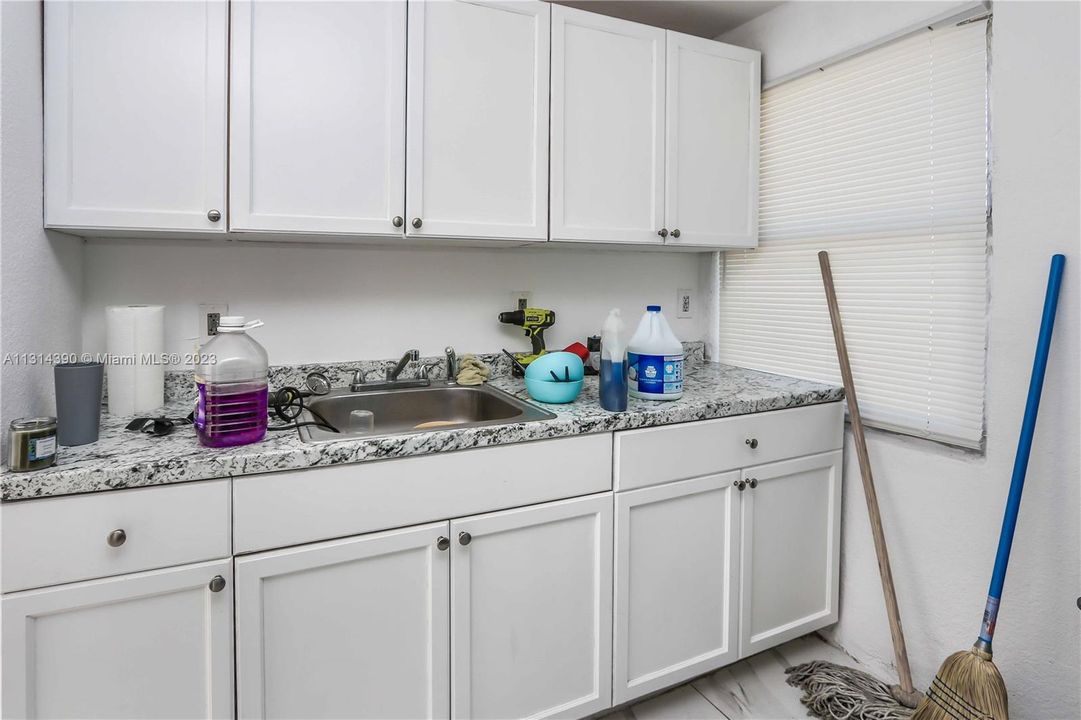 Недавно продано: $399,999 (0 спален, 0 ванн, 1932 Квадратных фут)