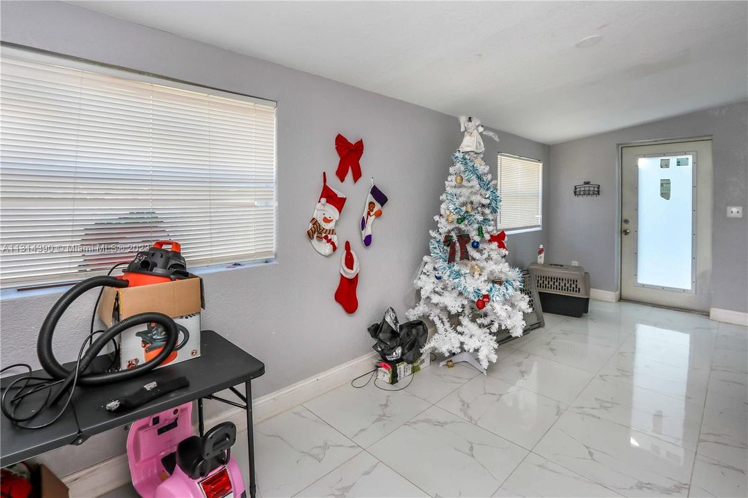 Недавно продано: $399,999 (0 спален, 0 ванн, 1932 Квадратных фут)