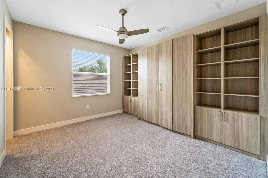 secondary bedroom with Murphy bed