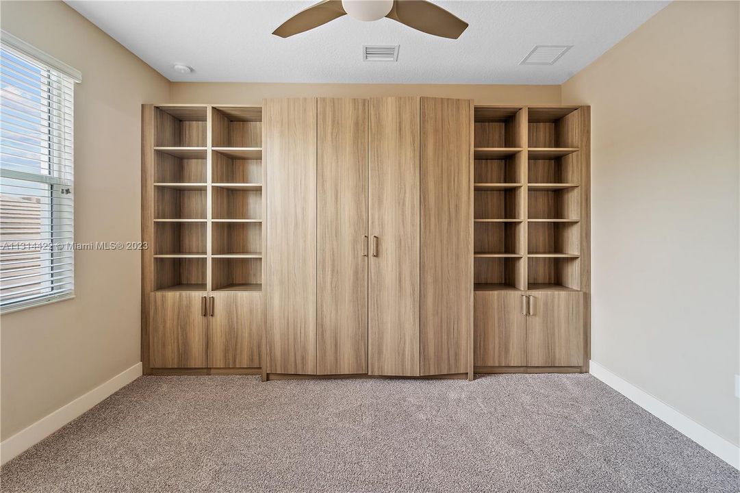 secondary bedroom with Murphy bed