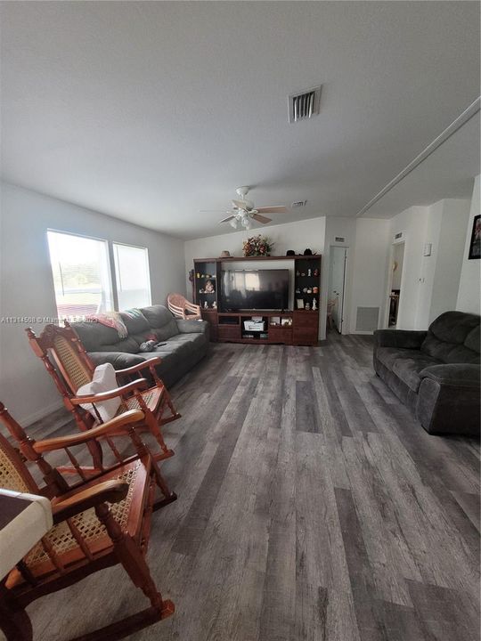 Recently Sold: $320,000 (3 beds, 2 baths, 1230 Square Feet)